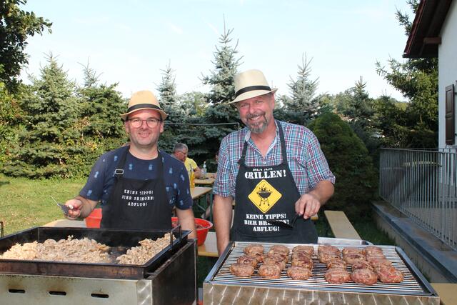 Sorgten für geniales griechisches Essen am Grill (v.l. Dietmar Wirtz und Tom Nagel)