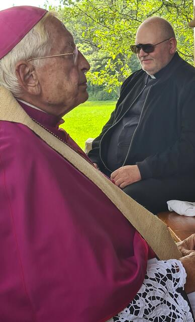 Bischof emer. Dr. Walter Mixa und Pfarrer Hanspeter Milz beim Gebet des Barmherzigkeitsrosenkranzes