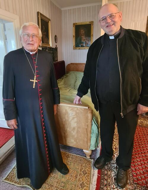 Bischof emer. Dr. Walter Mixa und Pfarrer Hanspeter Milz am Leidensbett von Anna Henle in Aichstetten
