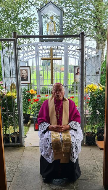 Bischof emer. Dr. Walter Mixa beim Zwischengesang vor dem Rasenkreuz von Meggen