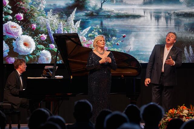 "Stars in Wertingen" - Sternstunden der Klassik mit Camilla Nylund und Anton Saris. Begleitet von Jobst Schneiderat. | Foto: Harry Kraus