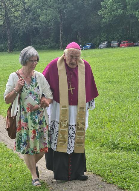 Bischof emer. Dr. Walter Mixa trifft mit Monika Sohler am Rasenkreuz von Meggen ein