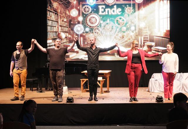 Unter großem Applaus stellten sich die Künstler dem Fotografen. (v. l.) Jacoub Eisa, Daniel Schliewa, Svetlomir Zlatkov, Annika Egert und Désirée von Delft. | Foto: Franz Käsinger