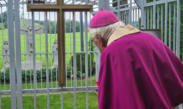 Bischof emer. Dr. Walter Mixa beim stillen Gebet an der Gnadenstätte des Rasenkreuz von Meggen 