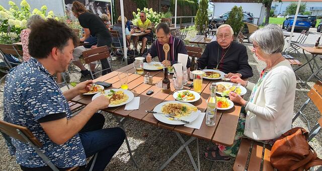 Armin Fehr, 2. Vorsitzender Pfarrer Hieber Gedächtnis Verein, Georg Biggel, Bischof emer. Dr. Walter Mixa, Monika Sohler beim Mittagessen im Landgasthof Krone, Eisenharz