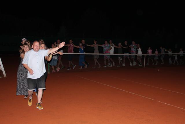 Polonäse über die Tennisplätze