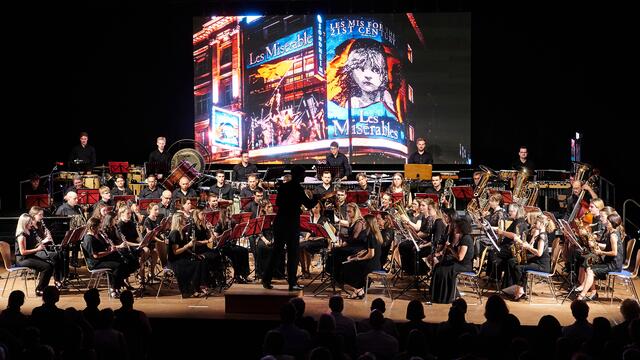Die Bläserphilharmonie der Stadtkapelle Wertingen unter der Leitung von German Moreno Lopez lud zu einem Abend an den Broadway ein. | Foto: Harry Kraus