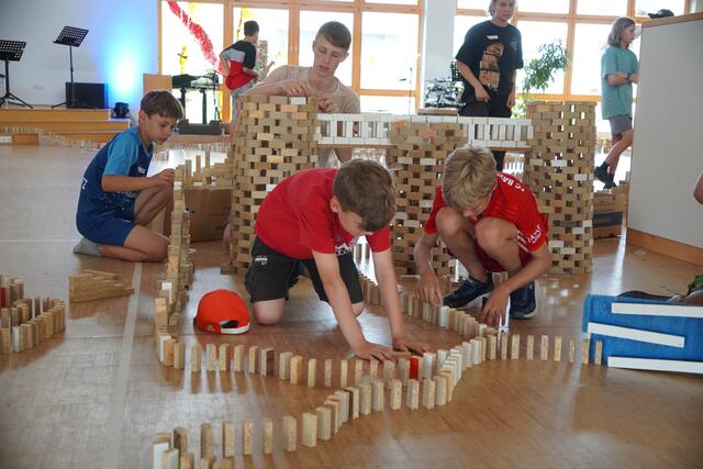 Hoch konzentrierte Baumeister beim Domino Day