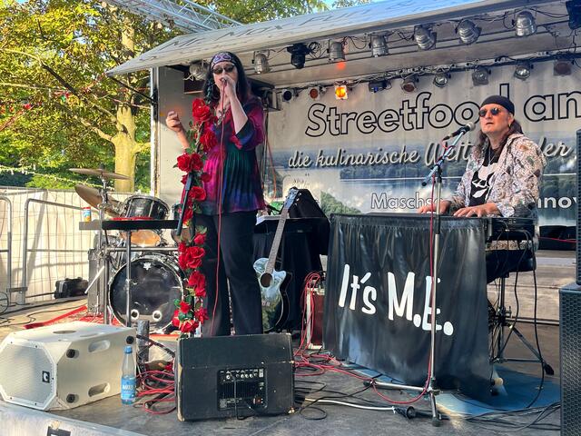 „It’s M,E, Little Band“  spielte an der Löwenbastion