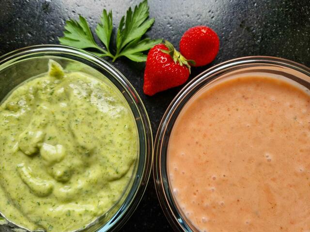 Feine Soßen - aus Wildkräutern selbst gemacht. Links: Marinade für Salat, rechts Erdbeerdressing.