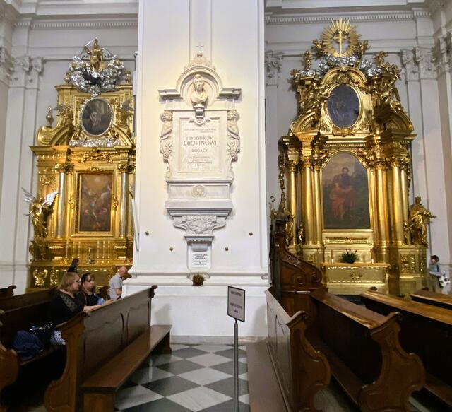 Säule mit der Urne des Herzens des großartigen Komponisten Chopin. 