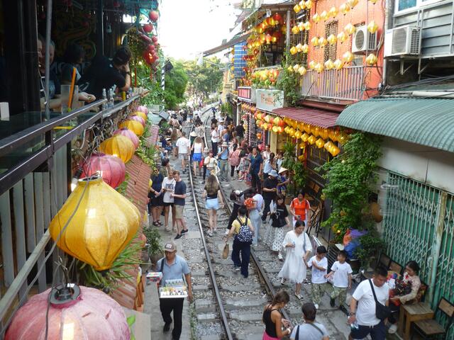 Menschen dominieren wieder auf den Gleisen – Bis der nächste Zug kommt.
