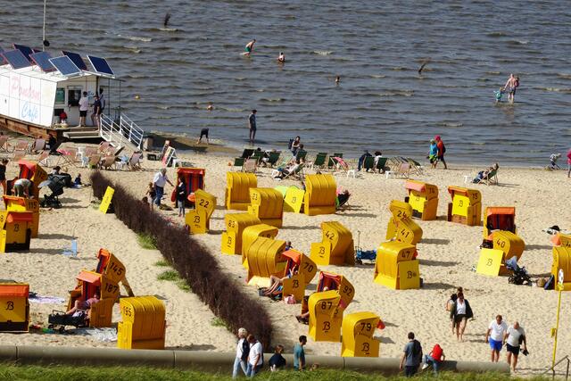 Badevergnügen am Pontoncafe in Duhnen.