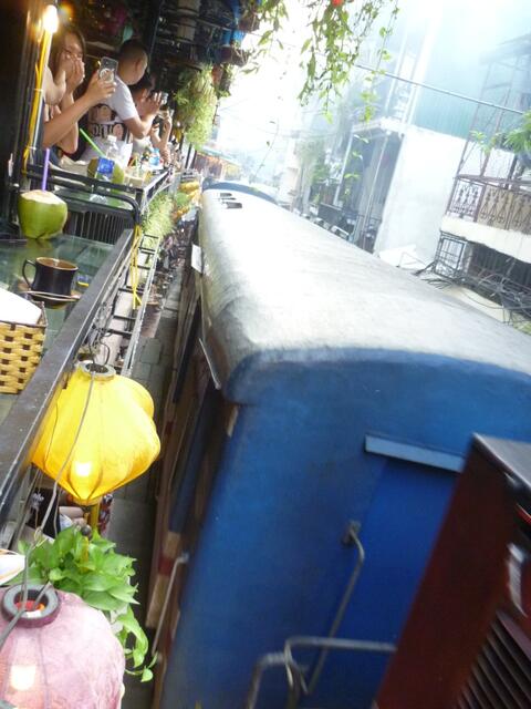 Täglich verkehren 12 Züge.
