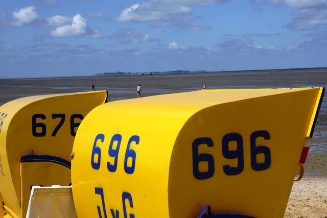 Vom Strand aus ein Blick zur Insel Neuwerk, die zu Hamburg gehört.