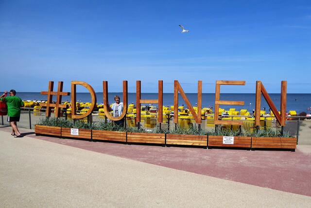 Der Verkehrsverein Duhnen hat am 29. Juni 2024 offiziell den neuen Fotopoint #duhnen an die Nordseeheilbad Cuxhaven GmbH (NC) übergeben. Beatrice Lohmann übergab als Vorsitzende des Verkehrsvereins das Zertifikat an die NC. Die Buchstaben aus Robinienholz sind in Metallkästen verankert und mit Strandhafer bepflanzt. Ein hölzerner Besuchermagnet steht als Ort zum Fotografieren jetzt auf der Duhner Promenade.