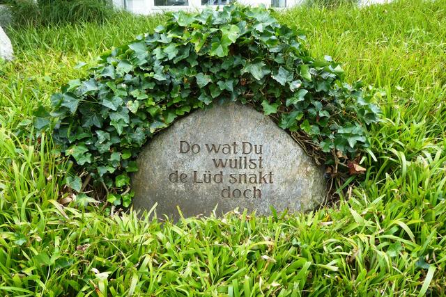 Do wat Du wullst, de Lüd snakt doch. Ein wahrer Spruch an der Staße "Wehrbergsweg" in Duhnen.