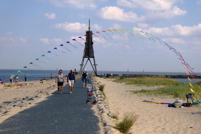 Auf diesem Weg geht es zur Kugelbake, einem alten Seezeichen an der Mündung der Elbe in die Nordsee.
