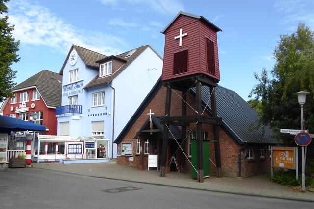 Die Urlauberkapelle befindet sich in Cuxhaven-Duhnen zentral am Robert-Dohrmann-Platz. Pastorin Maike Selmayr ist hier die Ansprechpartnerin.