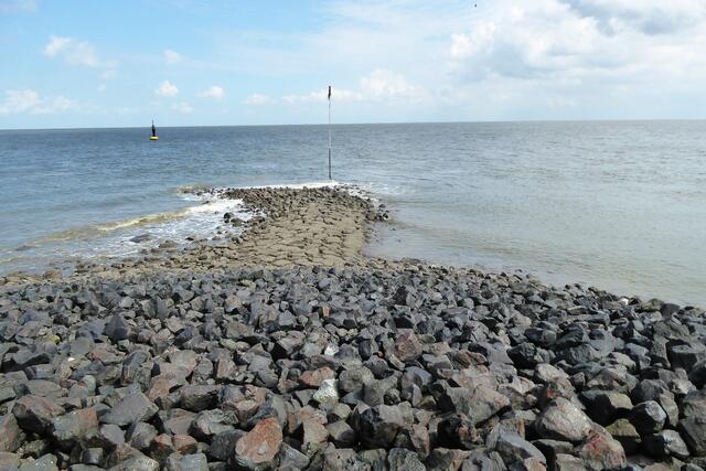 Direkt bei der Kugelbake erreicht der Besucher den nördlichsten Punkt Niedersachsens. Hier führt der Weltschifffahrtsweg vorbei.