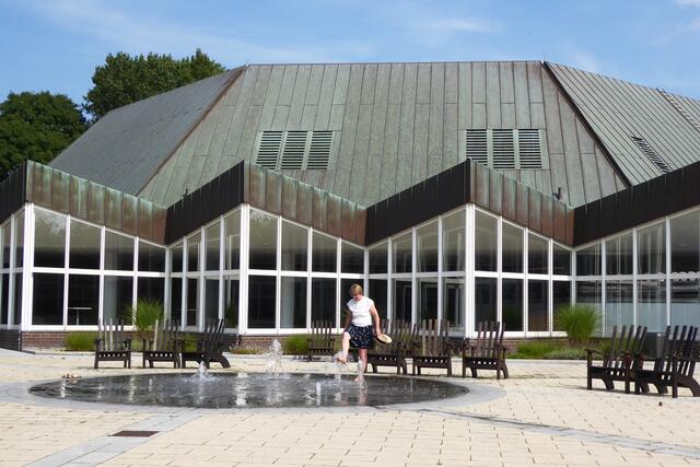 Wasserspiele im Innenhof der Kugelbake-Halle. Diese ist Cuxhavens Veranstaltungszentrum am Kurpark.