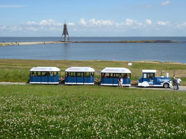 Die Jan-und-Cuxi-Strandbahn verkehrt zwischen Alter Liebe und FKK(Freikörperkultur)-Strand in Duhnen.