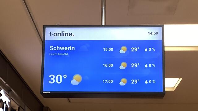 Im Schlossparkcenter können Besucher auf der Anzeigetafel sehen, wie es draußen aussieht. Foto: Helmut Kuzina