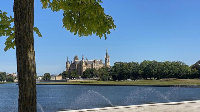  Auf dem Bertha-Klingberg-Platz am Südufer des Schweriner Burgsees sprühen Fontänen. Foto: Helmut Kuzina