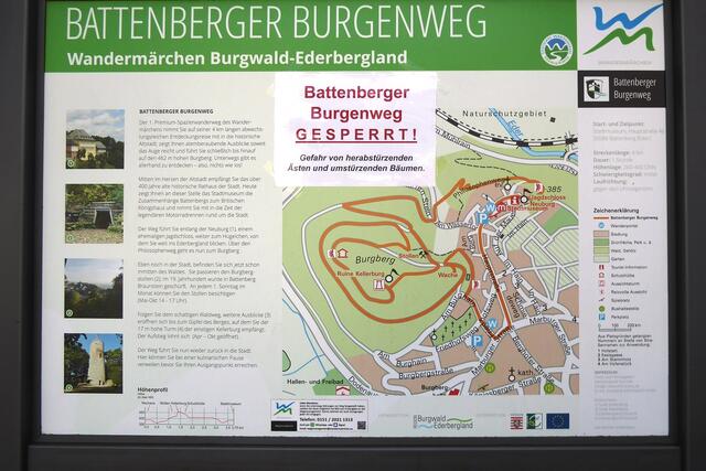 Information am Wanderportal für den Battenberger Burgenweg.