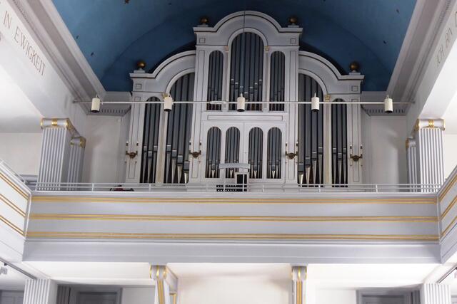 Die Orgel der Martinskirche wurde zuletzt 1972 durch die Firma Hammer umgebaut und auf zwei Manuale mit 35 Registern verkleinert.
