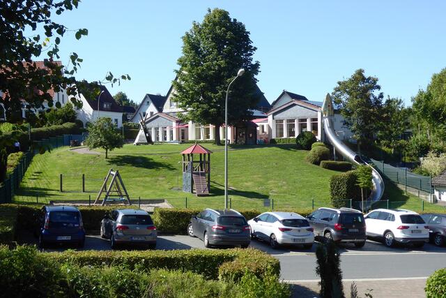 Die Kindertagesstätte (Kita), die gegenüber vom Pfarrhaus angelegt wurde. Aus dem Kindergarten St. Ludgerus wurde zum 01.08.2023 die Kita Alme, deren Träger nun der Elternverein "Kita Alme e.V." ist.