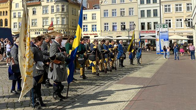 Bürgermeister Thomas Beyer betont am Ende der „Morgenandacht“: „Wir feiern das Schwedenfest, weil uns eine tiefe Freundschaft mit Schweden verbindet!“ Foto: Helmut Kuzina