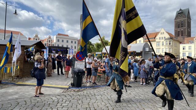 Die Gäste aus Schweden ziehen in ihren geschichtsträchtigen Kostümen zurück ins Feldlager. Foto: Helmut Kuzina