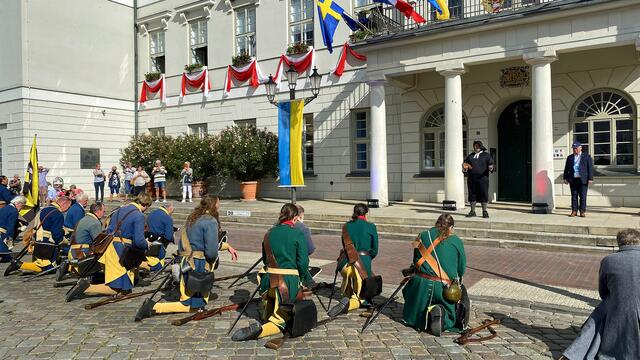 Während des Vaterunsers auf Schwedisch knien Soldaten des militärhistorischen Vereins aus der Partnerstadt Kalmar nieder. Foto: Helmut Kuzina