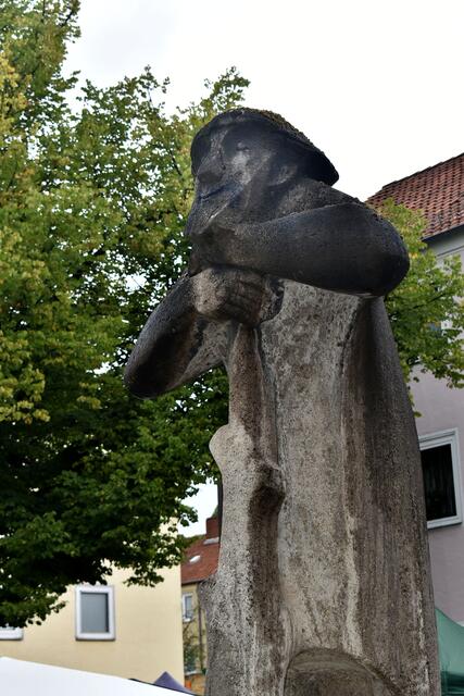 Der Bildhauer Kurt Lehmann schuf 1957 die 3,20 Meter hohe Figur des schlesischen Berggeistes Rübezahl.