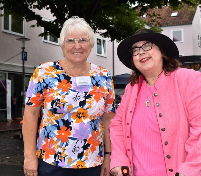 Armgard Beinhorn (l.) mit Bezirksbürgermeisterin Antje Kellner. 