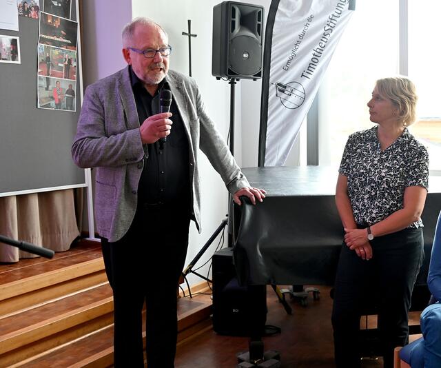 Alte und neue Seelsorger vereint: Pastor Werner Hennies hob die Stiftung mit aus der Taufe, Pastorin Harriet Maczewski übernahm vor einigen Jahren die Pfarrstelle von Hennies.