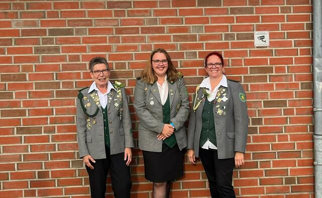 Königsschießen der Damen: Elke Piela (links), Schützenkönigin Ramona Haase (Mitte), Bettina Kubocz (rechts)