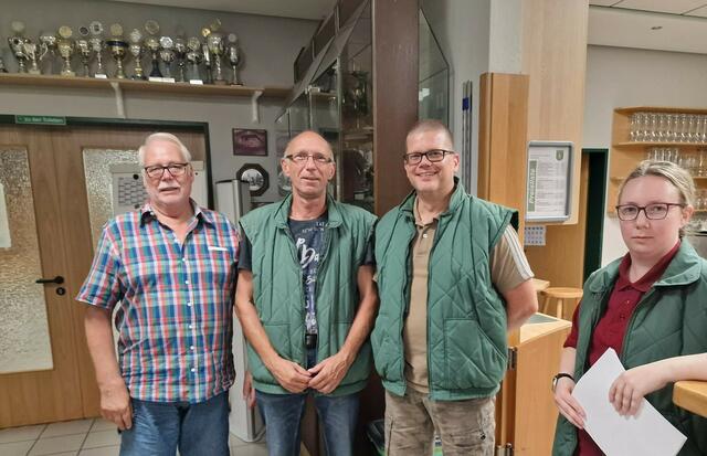 Kaiserschießen der Herren: v. l. n. r. Ernst-August Dettmer, Schützenkaiser Ingo Johannes, Florian Dettmer, Jaqueline Rösemeier (Wettkampfleiterin)
