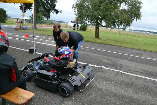 Einbau von Liam ins neue Kart mit Vater Alexander und Bruder Jamie Alexander Zenker.
