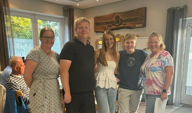 Königsschießen der Jugendabteilung: v. l. n. r. Barbara Zink-Sander (2. Kinder- und Jugendleiterin), Justin Schulze, Lina Grätz, Jugendkönig Jonas Stucke , Sandra Rösemeier (1. Kinder- und Jugendleiterin)