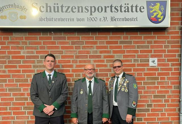 Königsschießen der Herren: Christoph Rottler (links), Schützenkönig Alfred Kubocz (Mitte), Florian Dettmer (rechts)