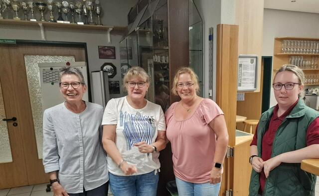 Kaiserschießen der Damen: v. l. n. r. Elke Piela, Schützenkaiserin Renate Gattermann, Sandra Rösemeier, Jaqueline Rösemeier (Wettkampfleiterin)