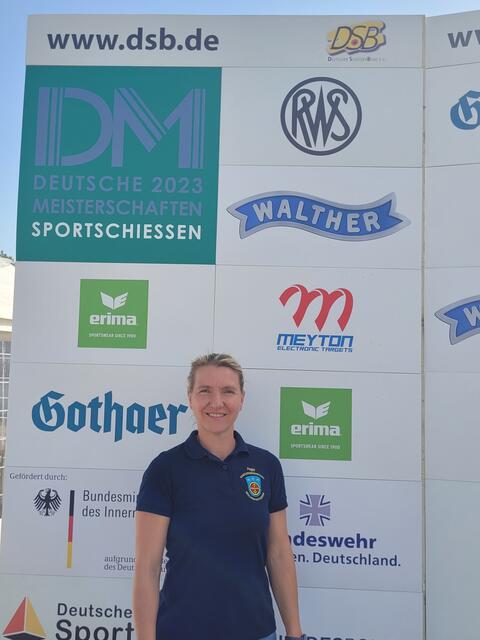 Peggy Wölk startet mit der Pistole .45 und dem Revolver .44. Für den Zweitverein Schützengilde Potsdam zusätzlich mit der KK Sportpistole und der GK Zentralfeuerpistole.