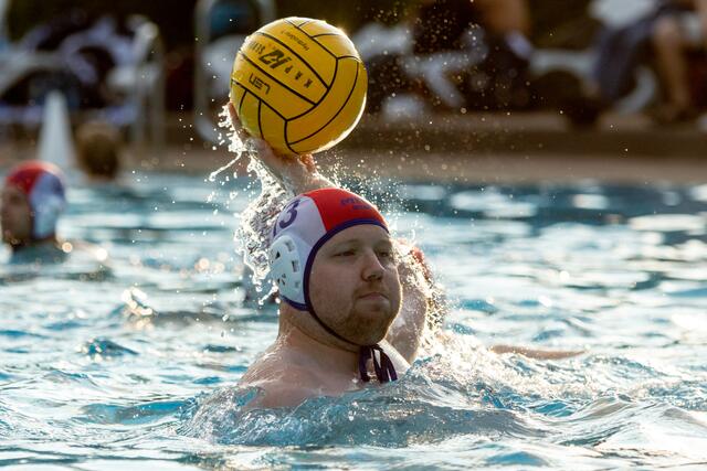 Lehrtes Linkshänder Kristoff Ohse nimmt Maß. | Foto: Alexander Placzek