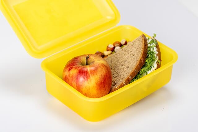 Leckeres in der Pausenbox: Apfel, Nüsse und Kräuter-Frischkäse-Brot
 | Foto: Steffen Löffler