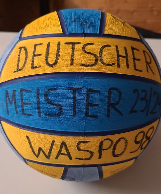 Zu den Präsenten zählte ein Wasserball mit den Unterschriften des deutschen Meisters Waspo 98 Hannover. | Foto: Sören Giere
