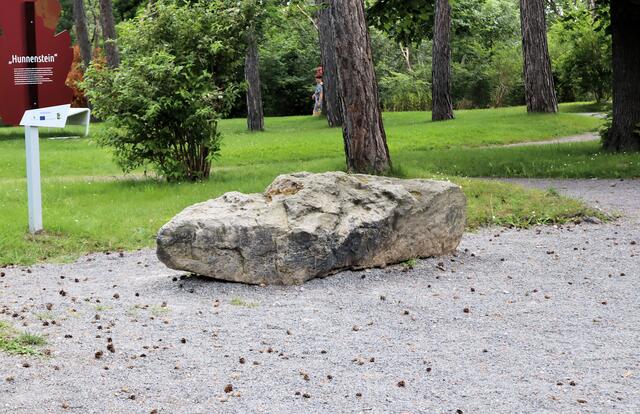 Hunnenstein, Schwurstein
Erinnerung an die Schlacht an der Riade, König Heinrich I  siegte 933 gegen die einfallenden Ungarn.
Die Legende besagt - so wahr als meine hand auf diesen stein sich abdrückt, so gewiss werden wir den Sieg erringen - 
Auf dem Stein ist ein Abdruck einer Hand und das eines Hufeisens zu sehen
Es gibt keine archäologischen Beweise, allerdings ist die Schlacht in der lokalen Gedächtnis verankert