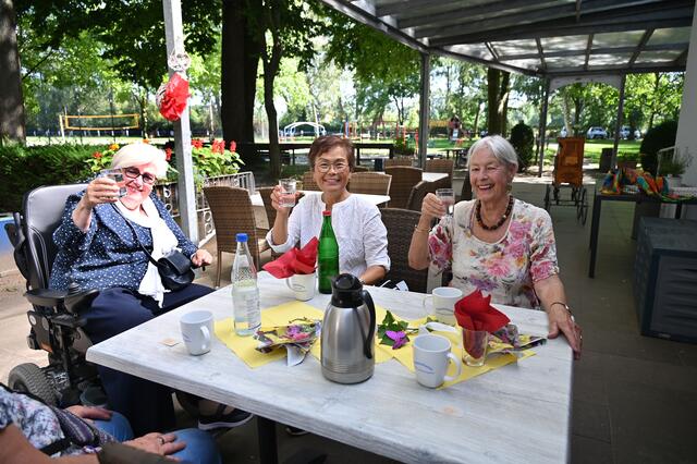 In gemütlicher Runde beim Sommerfest der KI