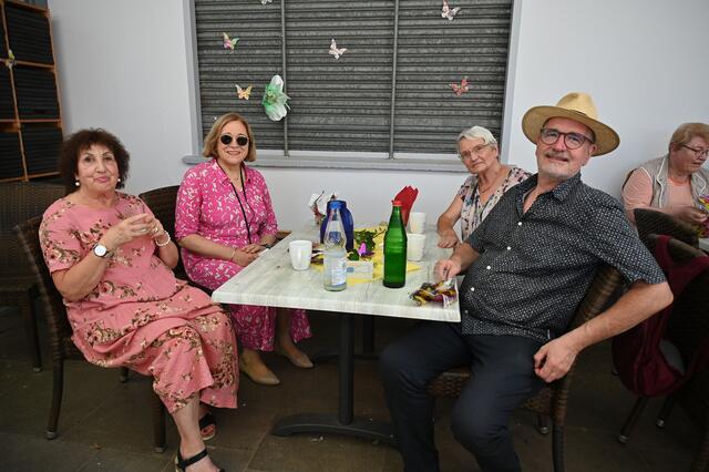 In gemütlicher Runde beim Sommerfest der KI